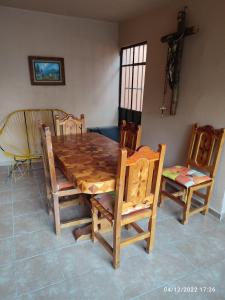 una mesa de madera y sillas en una habitación en Casa Alpuyeca, en Alpuyeca