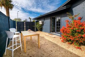a small backyard with a wooden table and chairs at *Msg for 5%off*KingBed PoolYard GuesthouseGlendale in Glendale