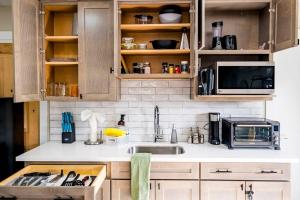 a kitchen with a sink and a microwave at *Msg for 5%off*KingBed PoolYard GuesthouseGlendale in Glendale