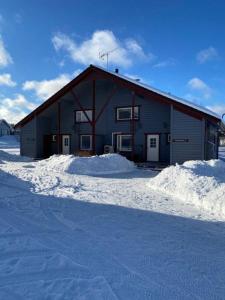 Un bâtiment avec beaucoup de neige devant lui dans l'établissement Himoshuvi 2, à Säyrylä