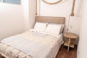 1 dormitorio con cama y mesa de madera en Cityblue SantaFe comodidad, lujo, en Ciudad de México