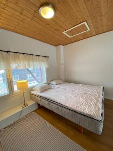 une petite chambre avec un lit et une fenêtre dans l'établissement Himoshuvi 2, à Säyrylä