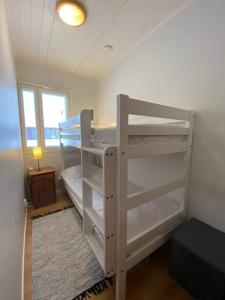 une chambre avec deux lits superposés dans une pièce dans l'établissement Himoshuvi 2, à Säyrylä 4 autres photos