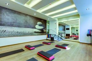 una sala de yoga con una gran pintura en la pared en Cityblue SantaFe comodidad, lujo, en Ciudad de México