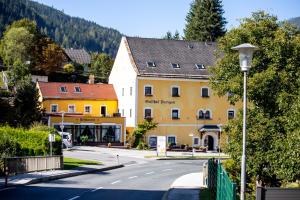 una strada in una città con un edificio giallo di Gasthof Durigon a Ramingstein