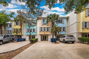 um prédio de apartamentos com carros estacionados em frente em MARINERS PERFECT FOR TWO FAMILIES, IN-LAWs QUARTERS em Key Largo