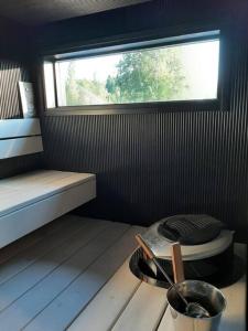ein kleines Zimmer mit einem Tisch und einem Fenster in der Unterkunft Villa Pussilanranta Himos in Jämsä
