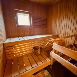 a small sauna with a bench and a window at Havupirtti Himos in Jämsä