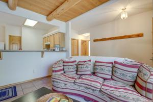 Fotografie z fotogalerie ubytování Cozy Amalia Cabin about 3 Mi to Endless Blue Resort v destinaci Amalia