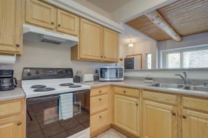 Kuchyň nebo kuchyňský kout v ubytování Cozy Amalia Cabin about 3 Mi to Endless Blue Resort