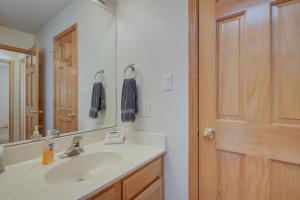 Koupelna v ubytování Cozy Amalia Cabin about 3 Mi to Endless Blue Resort + 19 fotografií