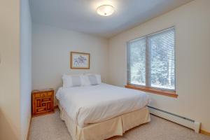 Postel nebo postele na pokoji v ubytování Cozy Amalia Cabin about 3 Mi to Endless Blue Resort