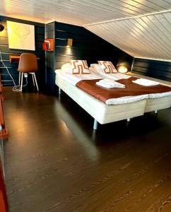 a bedroom with a large bed in a room at Himos Aurinkopaikka 3 in Jämsä +9 photos