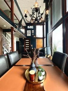 a conference room with a table with chairs and a chandelier at Himos Aurinkopaikka 3 in Jämsä