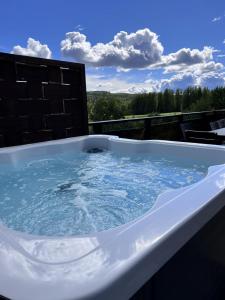a jacuzzi tub with a view of the sky at Himos Aurinkopaikka 3 in Jämsä