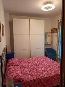 トルヴァイアニカにあるCasa al Mareのベッドルーム1室(ピンクのベッドカバー付)