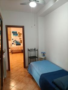 トルヴァイアニカにあるCasa al Mareのベッドルーム1室(ベッド1台付)、鏡付きのベッドルーム1室が備わります。