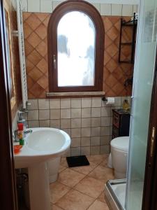 トルヴァイアニカにあるCasa al Mareのバスルーム(洗面台、トイレ付)、窓が備わります。