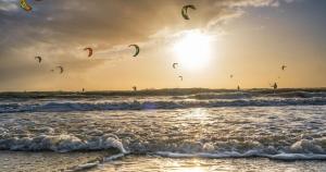 a group of people flying kites over the ocean at Résidence Hôtelière de l'Estuaire - Le Havre Centre in Le Havre