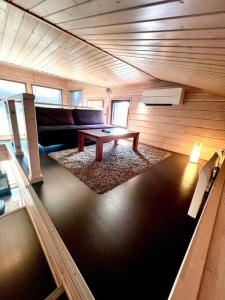 sala de estar con mesa y sofá en Aurinkopaikka 4 Himos, en Jämsä
