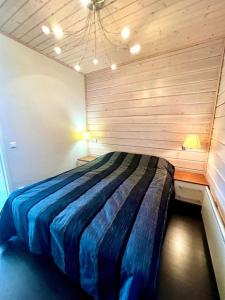 Giường trong phòng chung tại Aurinkopaikka 4 Himos