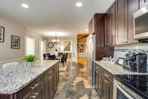 Η κουζίνα ή μικρή κουζίνα στο Remodeled Family Home about 2 Mi to Lake Lanier!