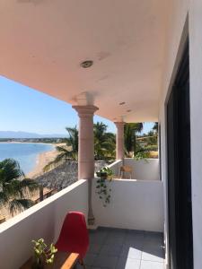 een balkon met uitzicht op het strand bij Casa oceane in La Ventana