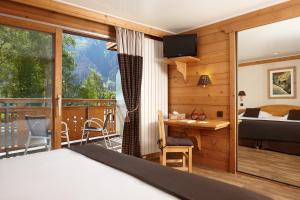 Voodi või voodid majutusasutuse Hôtel de L'Arve by HappyCulture toas