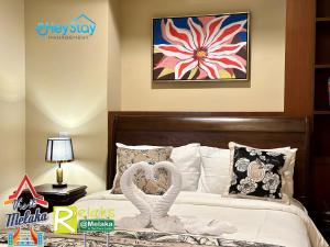 - une chambre avec un lit décoré sur le thème du cygne dans l'établissement CasaDeRio DeluxRiverSuite Walk5minsToJonkerSt By Heystay Management, à Malacca