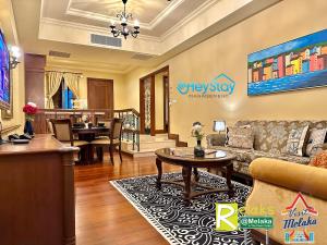 - un salon avec un canapé et une table dans l'établissement CasaDeRio DeluxRiverSuite Walk5minsToJonkerSt By Heystay Management, à Malacca