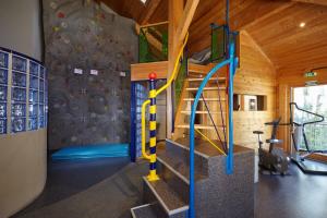 Spordikeskus ja/või sportimisvõimalused majutusasutuses Hôtel de L'Arve by HappyCulture