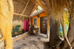 einen Eingang zu einem Haus mit einem Baum in der Unterkunft Hotel Boutique Casa Copal in Ajijic