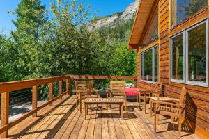 una terraza con sillas y mesas en una cabaña en Secluded Mtn home by Purg, Hot Tub, Views! Pets ok en Durango