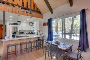 een keuken en eetkamer met een tafel en stoelen bij Sherwood Cabin with Deck, Fire Pit and Lake Access! in Big Bear City