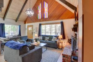 een woonkamer met 2 banken en een tafel bij Sherwood Cabin with Deck, Fire Pit and Lake Access! in Big Bear City