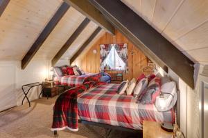 een slaapkamer met 2 bedden op een zolder bij Sherwood Cabin with Deck, Fire Pit and Lake Access! in Big Bear City