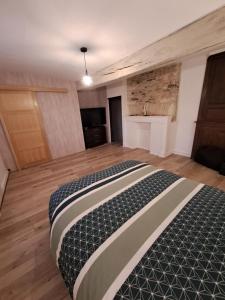 1 dormitorio con 1 cama grande en una habitación en Le val d Arlette, en Arsonval