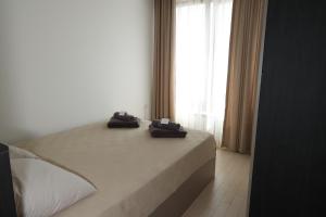 - une chambre avec un lit et 2 serviettes dans l'établissement Flat Apartments Skopje, à Skopje