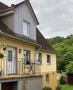 una casa con un balcón en el lateral. en Haus Buckaroo – Rancho el Rosal en Bad Mergentheim