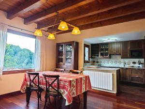 a kitchen and dining room with a table and chairs at Els Tres Sols in Camprodon