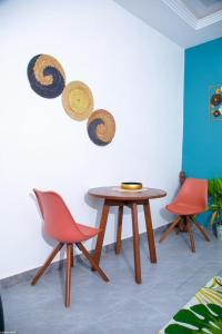 Abomey-CalaviにあるB-Concepts Apartmentsのテーブルと椅子2脚