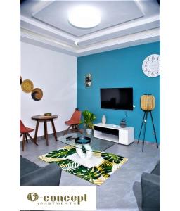 Abomey-CalaviにあるB-Concepts Apartmentsの青い壁のリビングルーム(テレビ付)