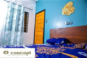 Abomey-CalaviにあるB-Concepts Apartmentsの青い壁のベッドルーム1室(ベッド1台付)