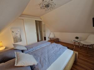 1 dormitorio con 2 camas en un ático en Ferienwohnungen Dümmersee - Familie Hamade - Haus Alter Pferdestall, en Hüde