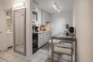 O bucătărie sau chicinetă la Walk to Beach! Full Kitchen and Pool +17 fotografii