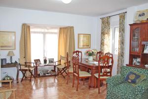sala de estar con mesa y sillas en Chalet Carlos El Campito, en Chiclana de la Frontera