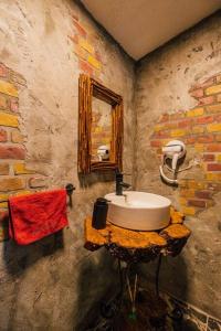 y baño con lavabo y espejo. en bungalov, en Sapanca