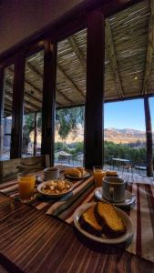 una mesa con platos de comida con vistas en Las Terrazas Hotel Boutique en Tilcara