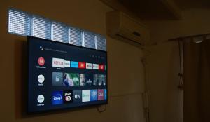 a flat screen tv hanging on a wall at Luminoso Depto S Fernando a 100 m Estación in San Fernando