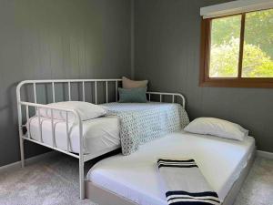 Postel nebo postele na pokoji v ubytování Beautiful 3BR Home Near Lake MI